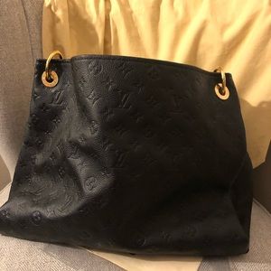 Louis Vuitton Artsy MM in Noir